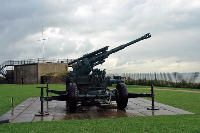 [An+anti-aircraft+gun+at+Dover+Castle.jpg]
