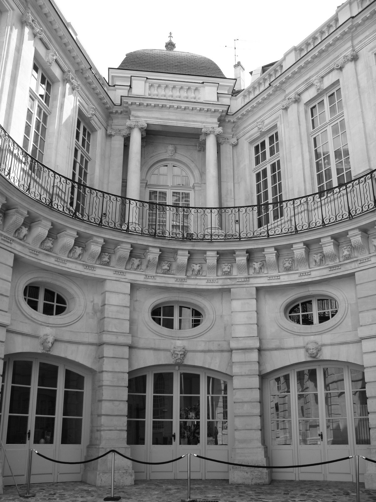 [Août+2006+Paris,+immeuble+Mozart.jpg]