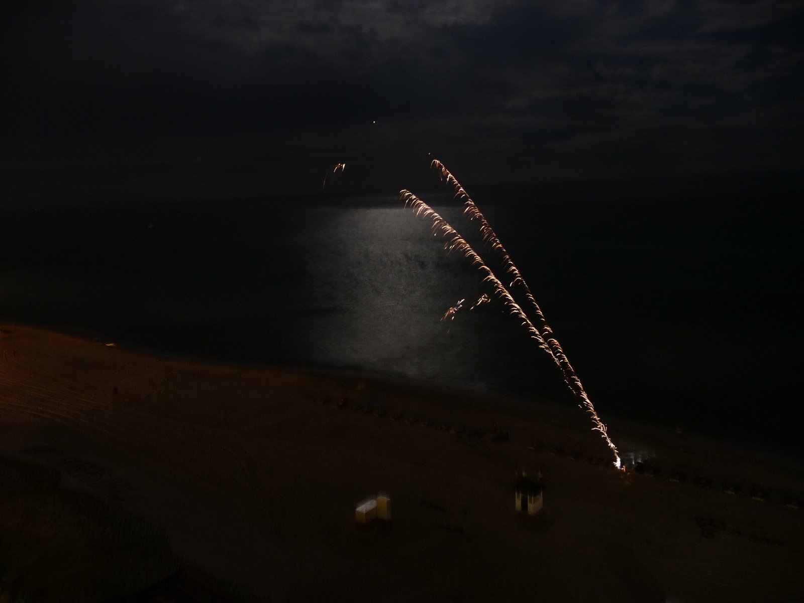 [fireworks+on+beach.JPG]