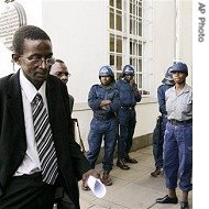 [AP_Zimbabwe_Electoral_Commision_lawyer_leaves_High_Court_eng_190_14apr08.jpg]