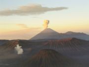 [180px-Mahameru-volcano.jpeg]