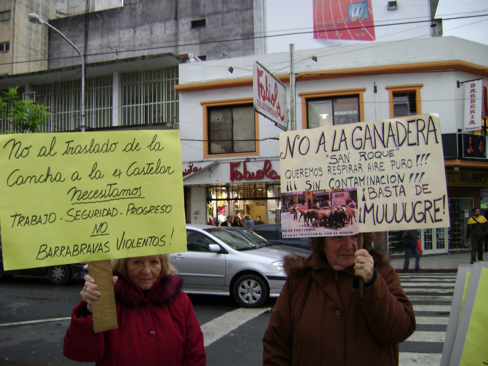 [HCD+MORON-PROTESTA+NO+A+LA+CANCHA+NO+A+LA+GANADERA.jpg]