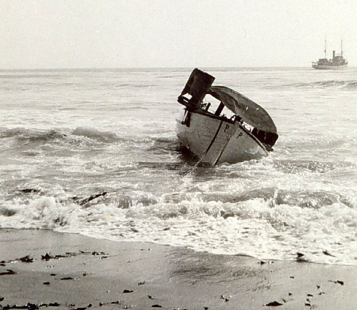 [Beached+Boat+Rev+theb3161.jpg]