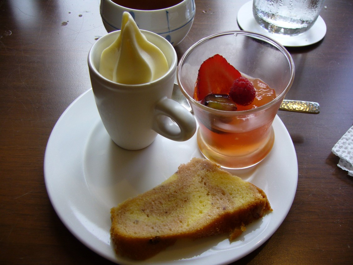 [soft+cream+fruit+and+strawberry+cake.jpg]