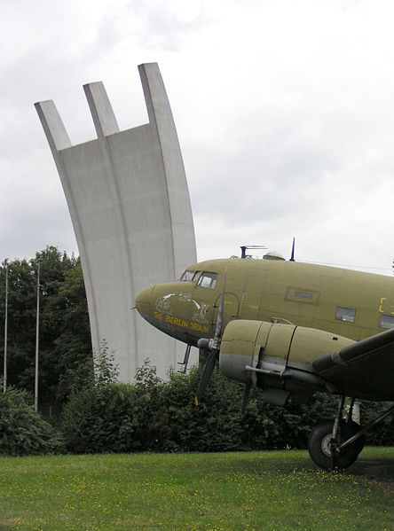 [444px-Berlin_Airlift_Memorial_Rhein_Main_AB.jpg]