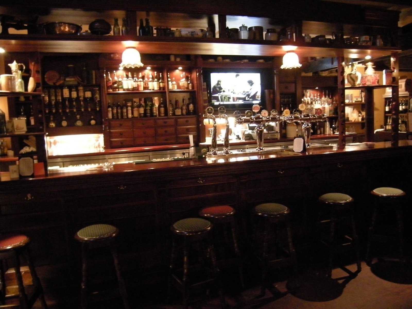 [Tigin+Irish+Pub+bar.JPG]