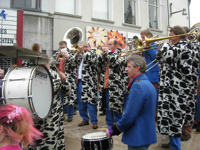 [musical+cows.jpg]