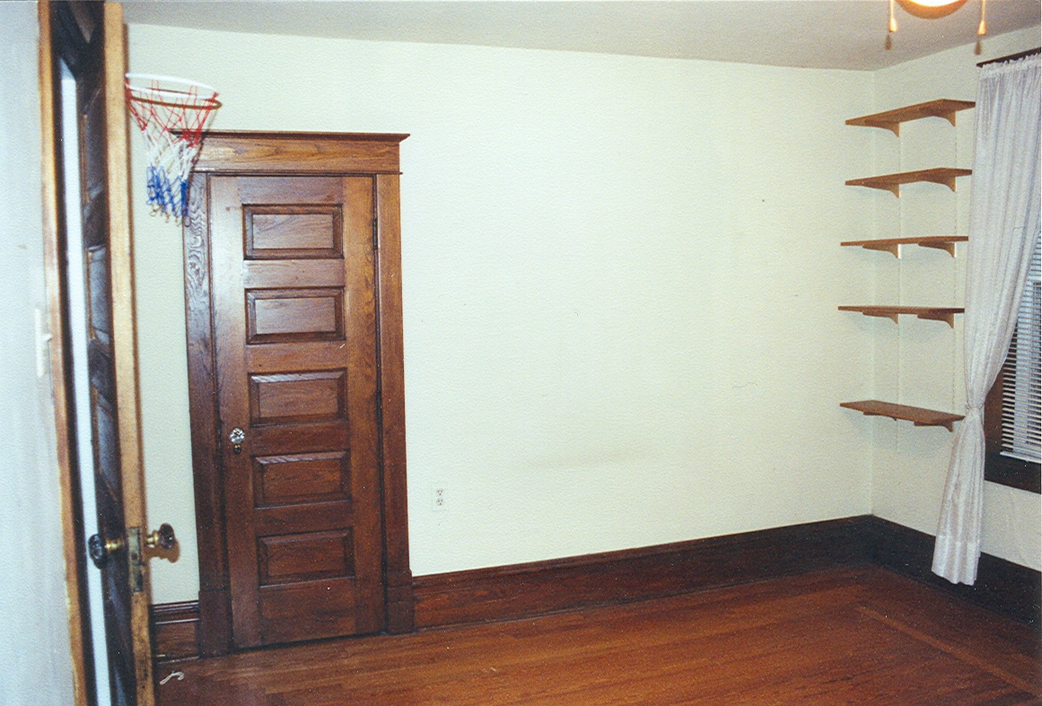 [front+bedroom+shelves+Sept+2003.jpg]