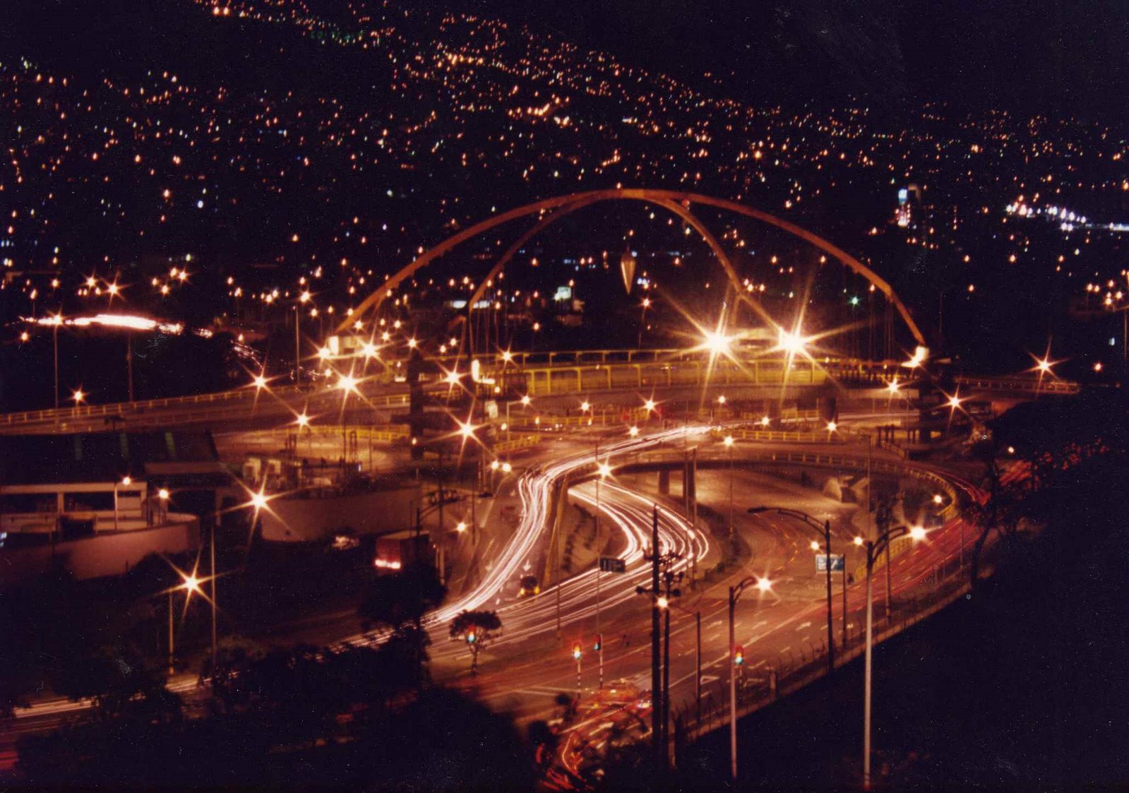[Medellín+Nocturno+-by+Derian+Loaiza.jpg]