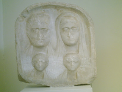 Estela funeraria con grupo familiar