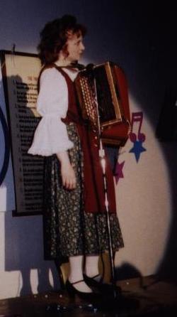 [Tami+playing+accordion+at+NA+Talent+Show+in+2002.jpg]