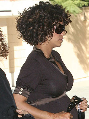 Hair style for round face shape. Halle Berry's, short curly 