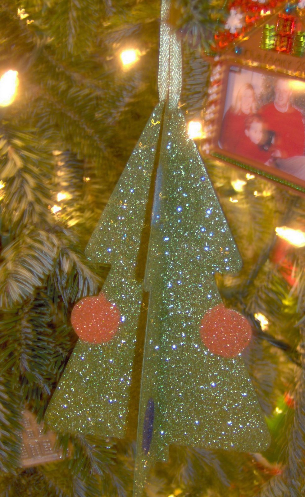 [061206+Sparkly+tree+ornament.jpg]