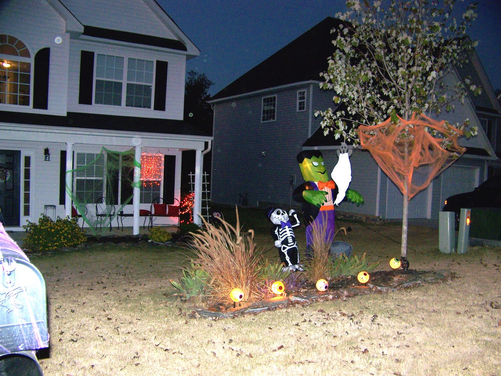 [071000+Halloween+Decorations+-+front+yard.jpg]