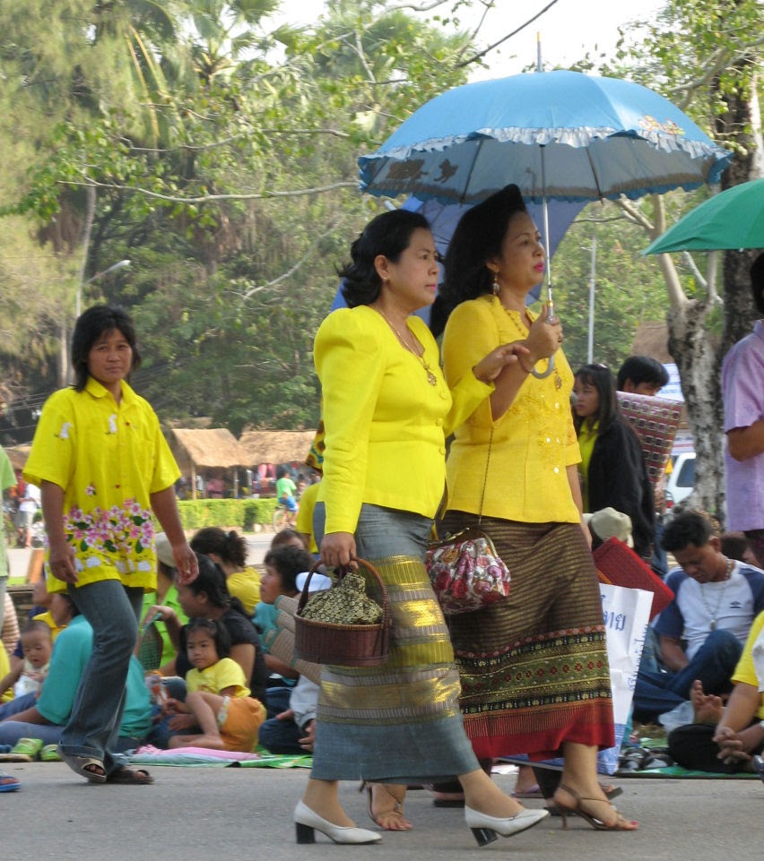 [yellow+shirts+thai+ladies.jpg]