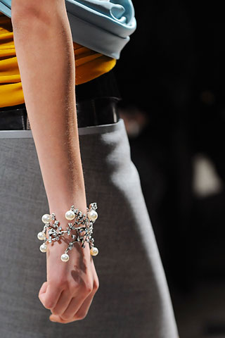 [Balenciaga+newest+jewel+diamante+e+pérola+chanel+chic+na+roupa+modernosa+não+luxuosa.jpg]