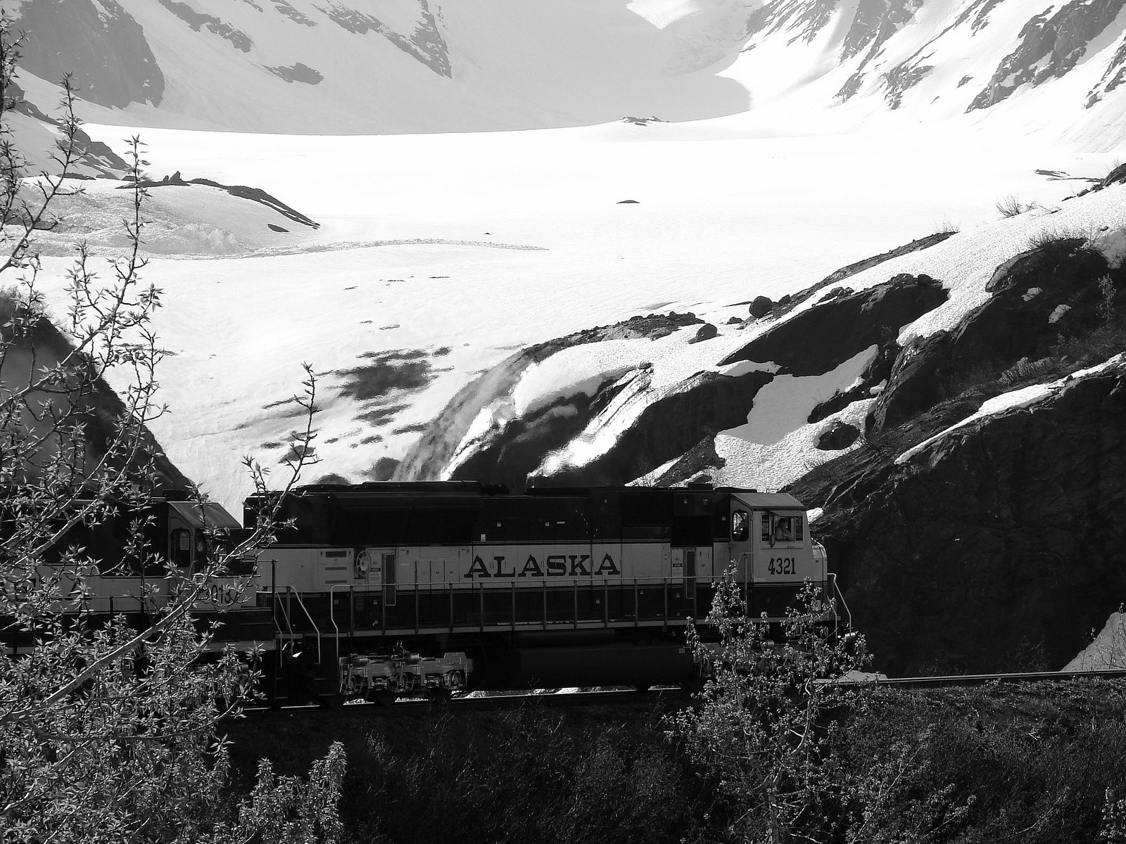 [black+and+white+glacier+and+train.JPG]