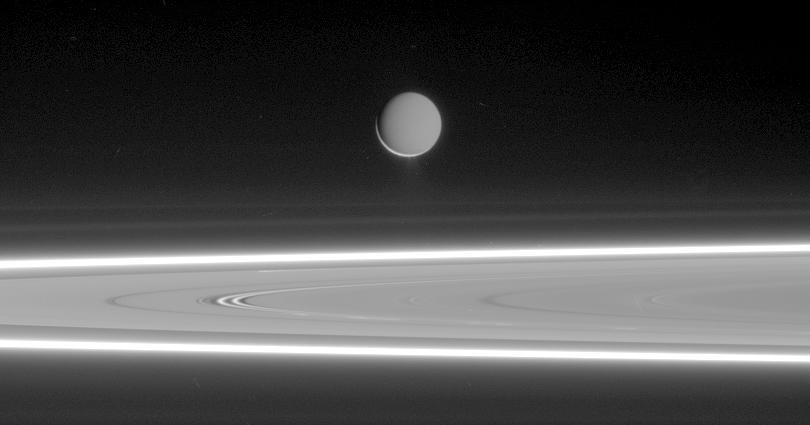 Encelado: polvo brillante de hielo