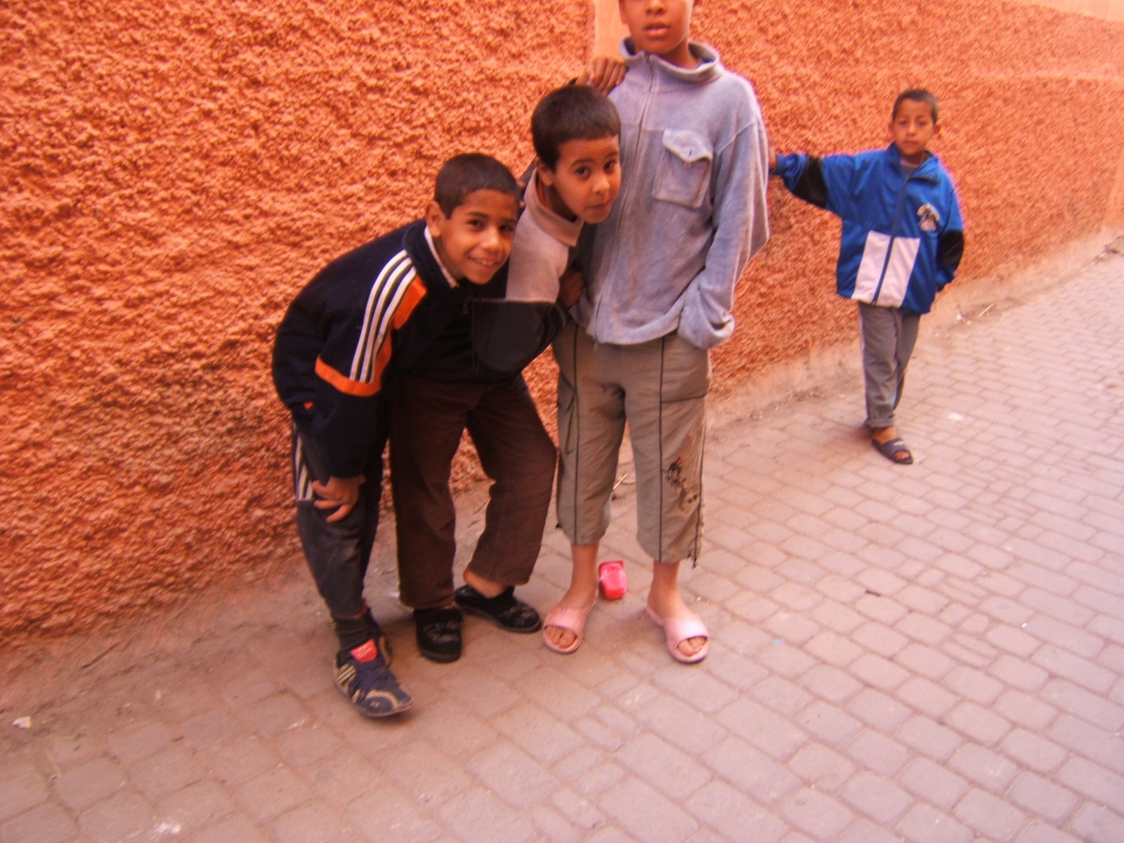 [Marrakech+street+life+synagogue+boys.JPG]