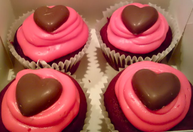 [red+velvet+valentine+cupcakes.jpg]
