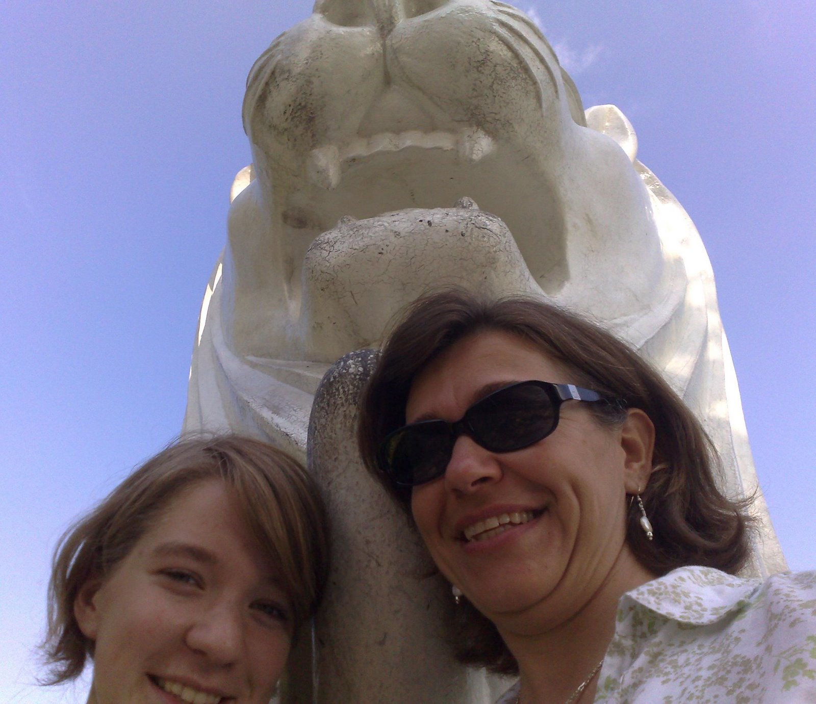 [We+and+the+Merlion.jpg]