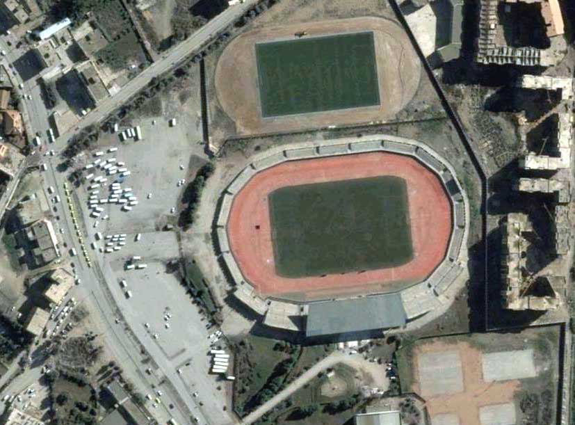 Stade de Béjaïa et la "gare routière" a ses cotés.