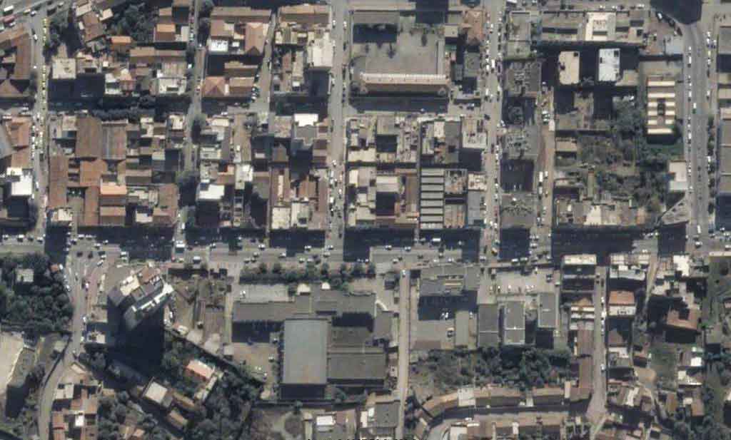 Rue de la Liberté (au milieu) - L'APC et la Daïra se trouvent en bas de l'image