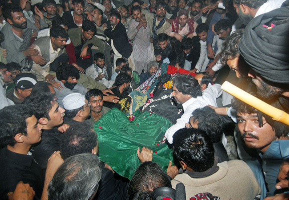 [Trauerfeier+Benazir+Bhutto+ab.jpg]