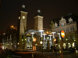 [250px-Liverpool_Street_station_exterior_night.jpg]