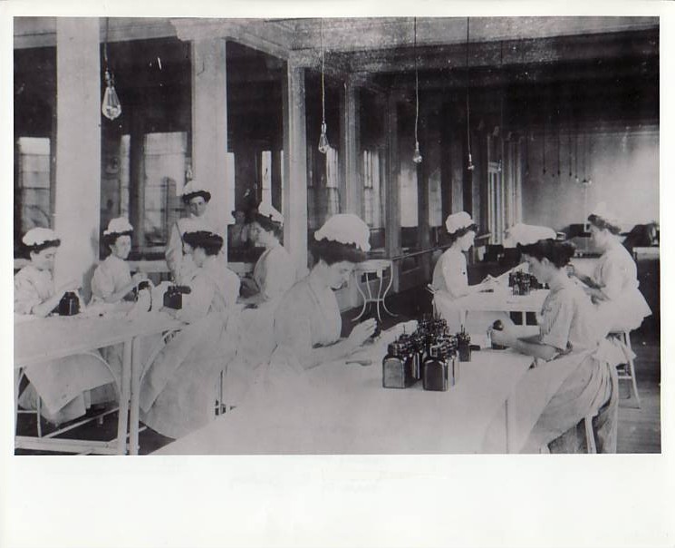 [jj-women-factory-workers-1800s.jpg]