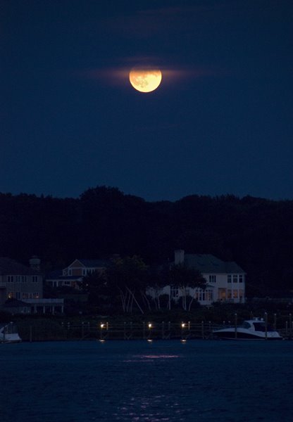 [Moon+over+Newport.jpg]