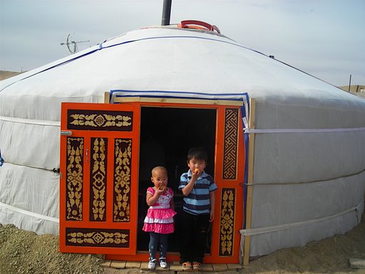 [kids+in+yurt.JPG]
