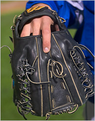 Baseball mitt for a switch pitcher