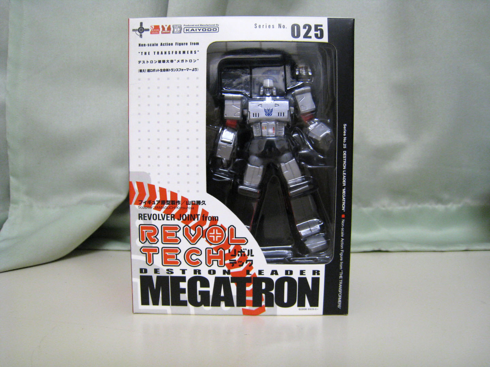 [Revoltech+Megatron.jpg]