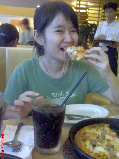 [hing+with+pizza.JPG]