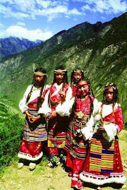 The tibetan girls under theTian Mountain