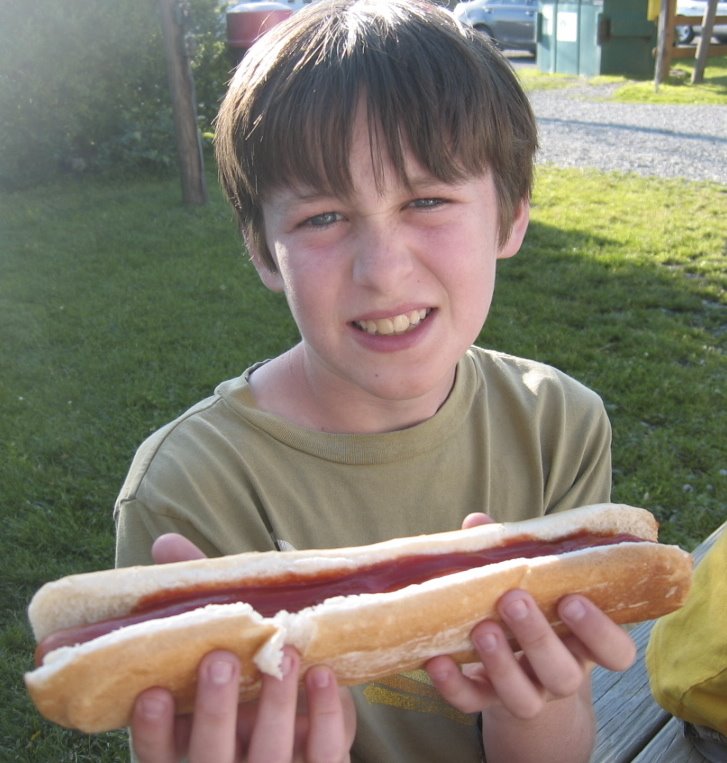 [eddies4:ben+hotdog.JPG]