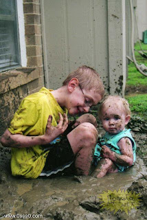 عکس: بچه های چرکولک گلی شده وکثیف