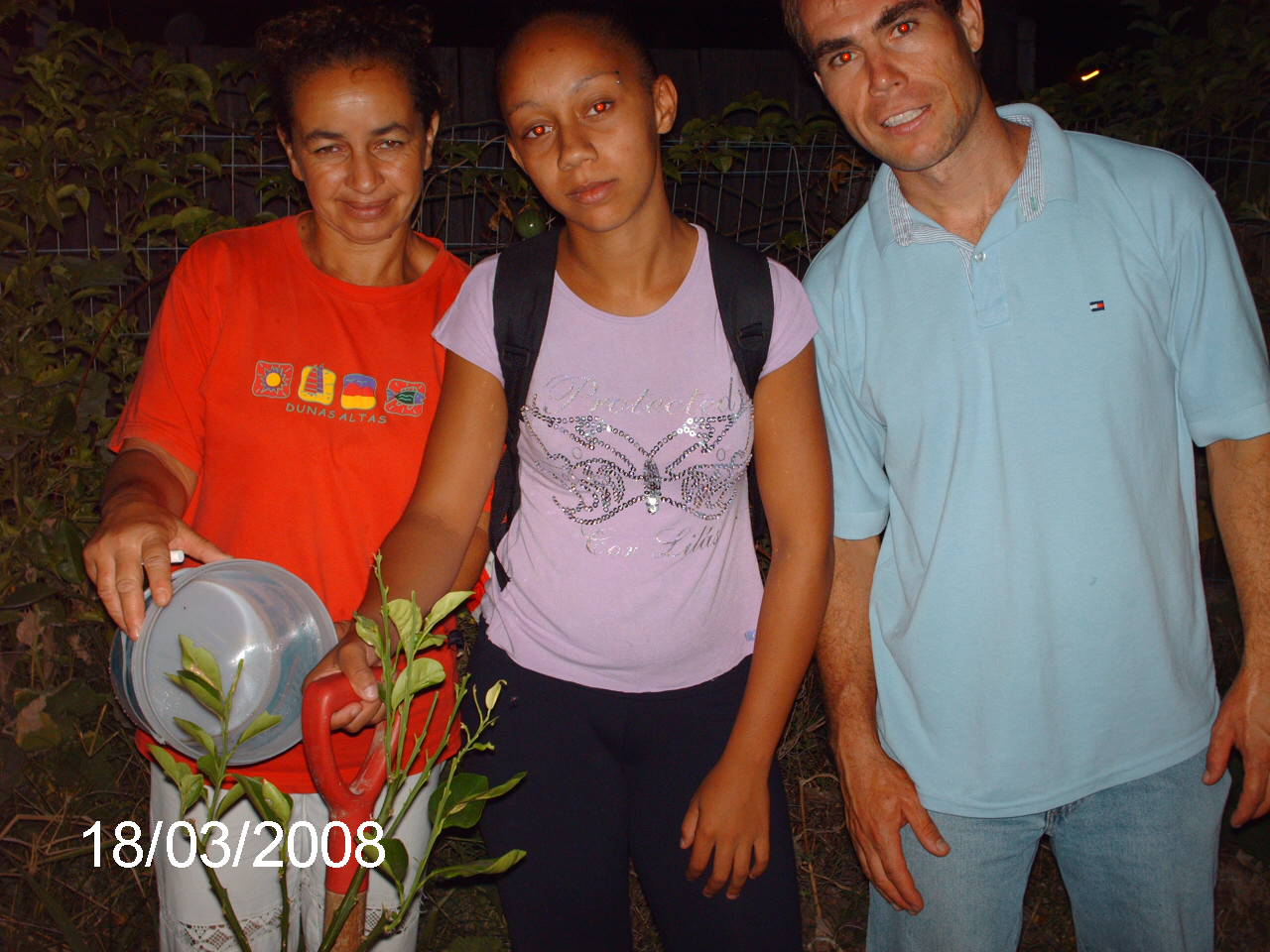 Aluna Anajara Machado da Silva, sua mãe de vermelho e eu em mais um plantio.