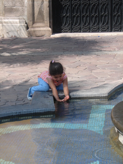 [Curious+baby+girl+in+fountain..JPG]