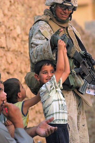 [united_states_troops_with_iraqi_children_09.jpg]
