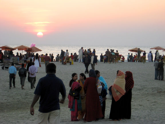 [Beach+Crowd+at+Sunset+1+sm.jpg]