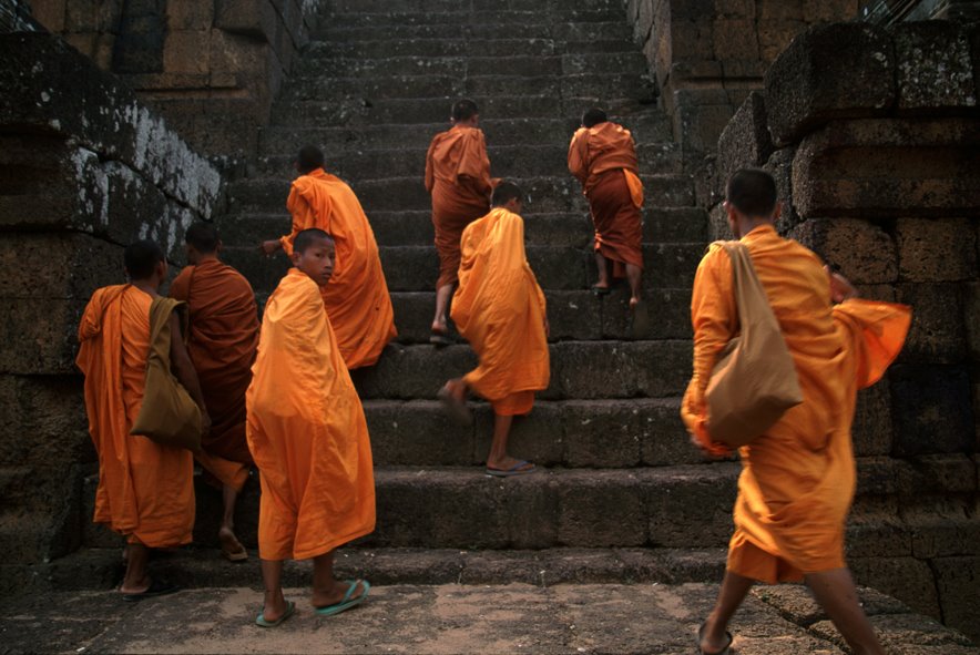 [Angkor+Wat+-+Monges+a+subir+ao+Templo.JPG]