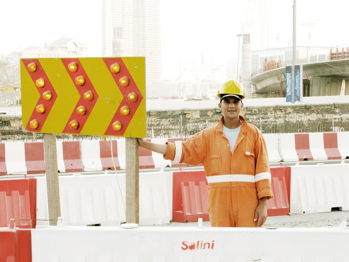 [UAE_construction_worker.jpg]
