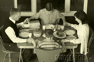 [1950s-family-at-dinner-table-praying-~-ingsahe2778.jpg]