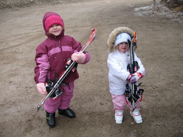 [girls+ski.jpg]