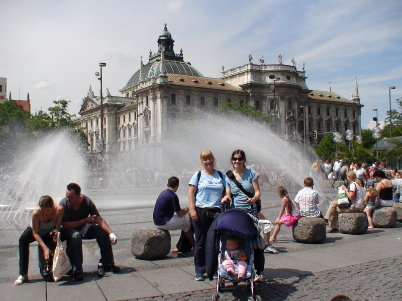 [DSC01505+Fountain+in+Munich.JPG]