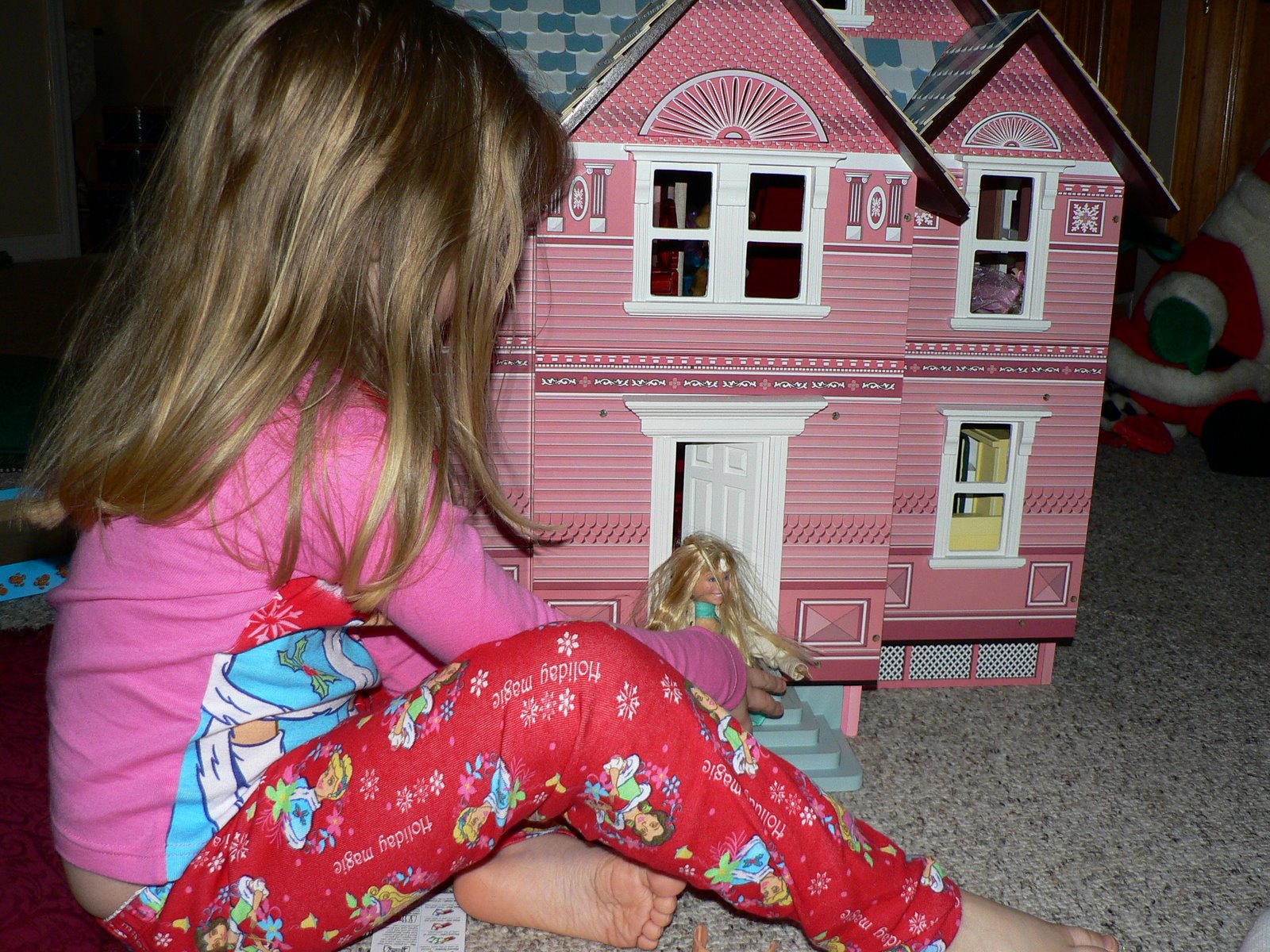 [bella+and+her+house.jpg]