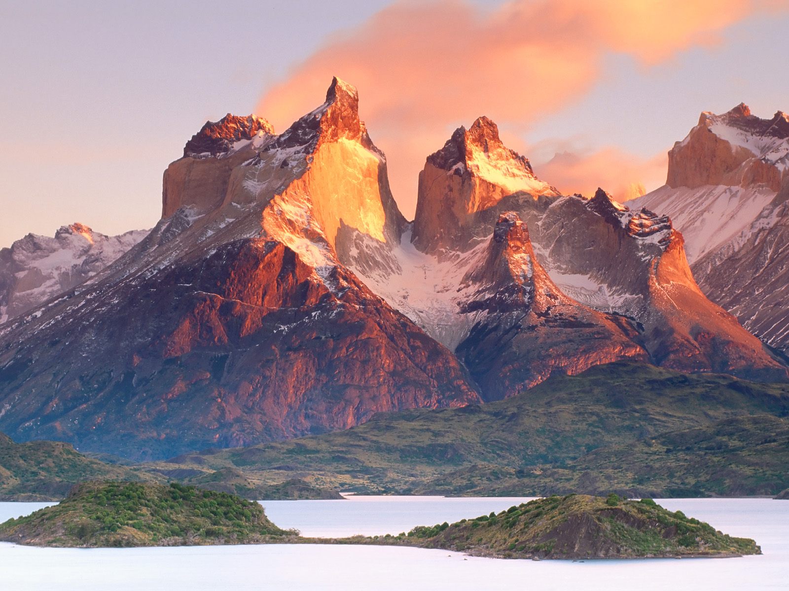 [Cuernos+del+Paine+and+Pehoe+Lake,+Patagonia,+Chile.jpg]