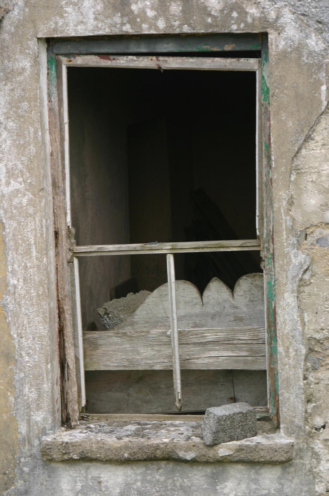 [Through+an+old+cottage+window.jpg]